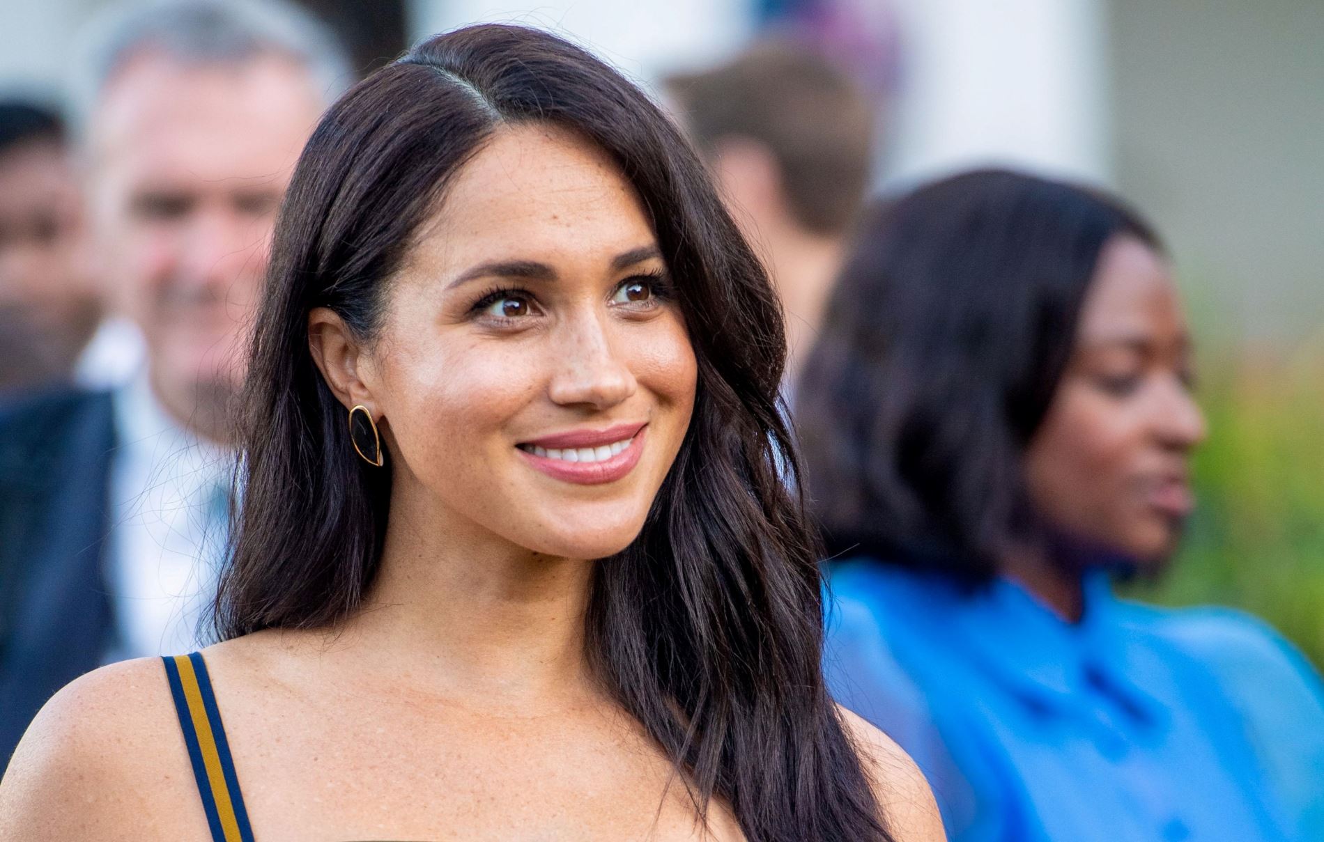 Βρήκαμε το dupe στράπλες φόρεμα που φόρεσε η Meghan Markle και κοστίζει μόνο 15 ευρώ