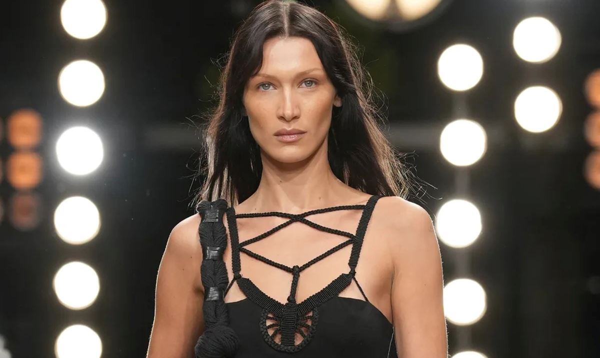Bella Hadid: Οι φωτογραφίες από την επώδυνη θεραπεία και η αλήθεια για την κατάσταση της υγείας της