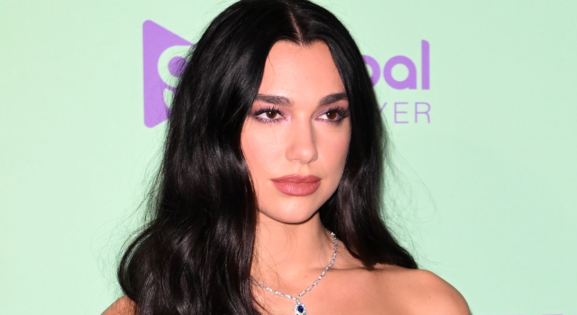 Η Dua Lipa φόρεσε το ιδανικό φόρεμα για την περίοδο που διανύουμε