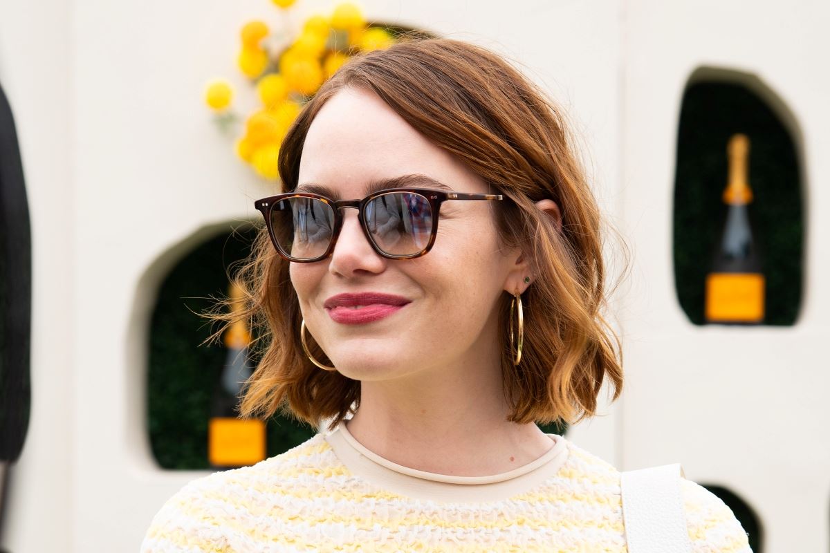 Emma Stone: Άλλαξε τα μαλλιά της υιοθετώντας δύο από τα πιο hot hair trends της σεζόν