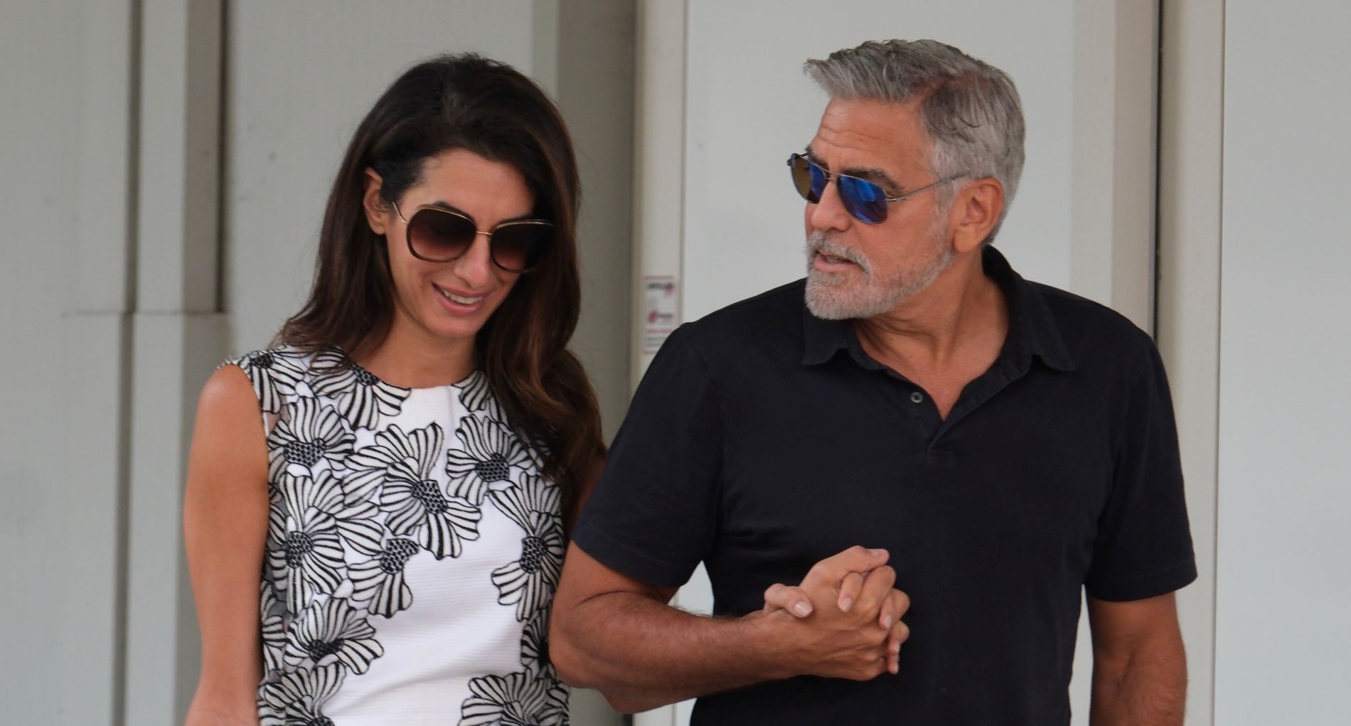 Amal Clooney: Τα παπούτσια που φόρεσε στη Βενετία θα γίνουν τα αγαπημένα σου γι' αυτό το φθινόπωρο