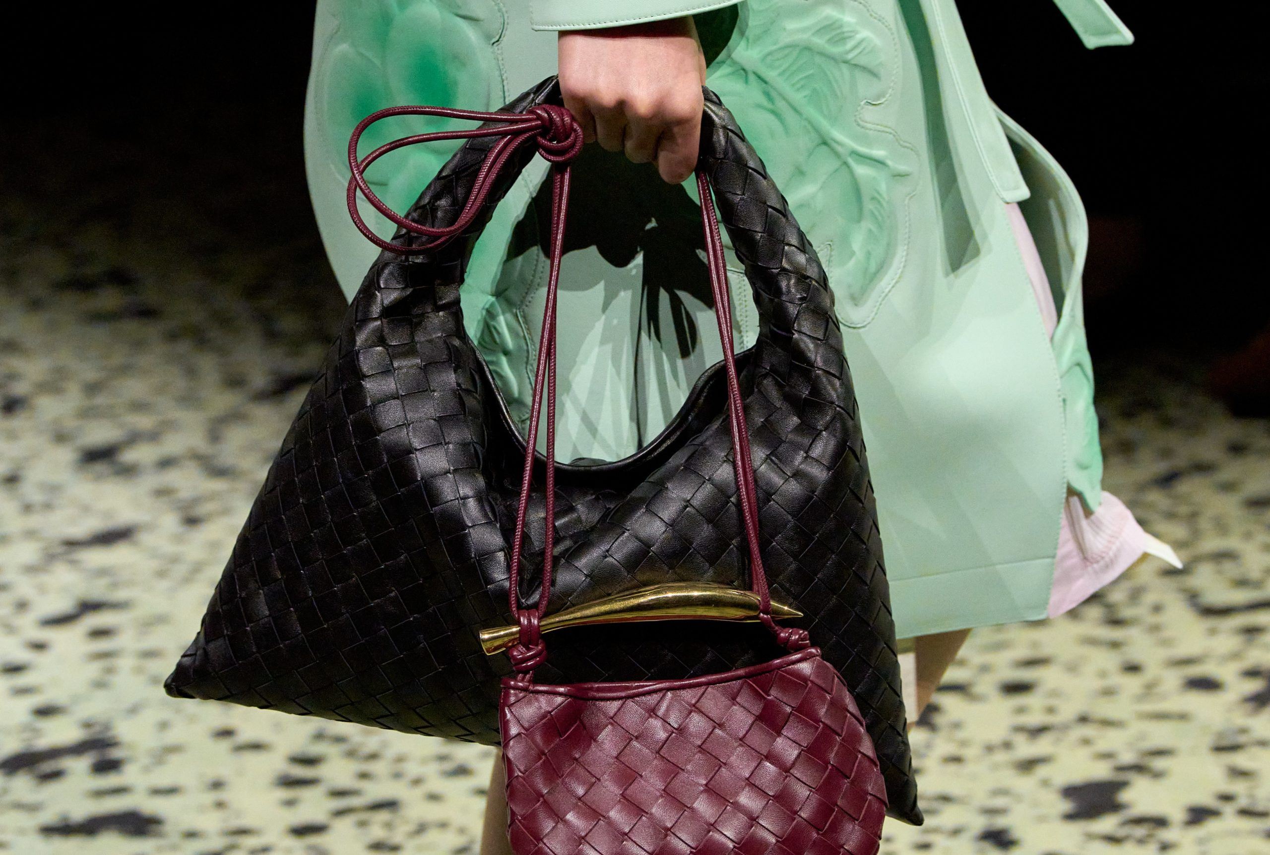 Hop Bag: Η Bottega Veneta επανασύστησε την τσάντα - πόθο για το φετινό φθινόπωρο