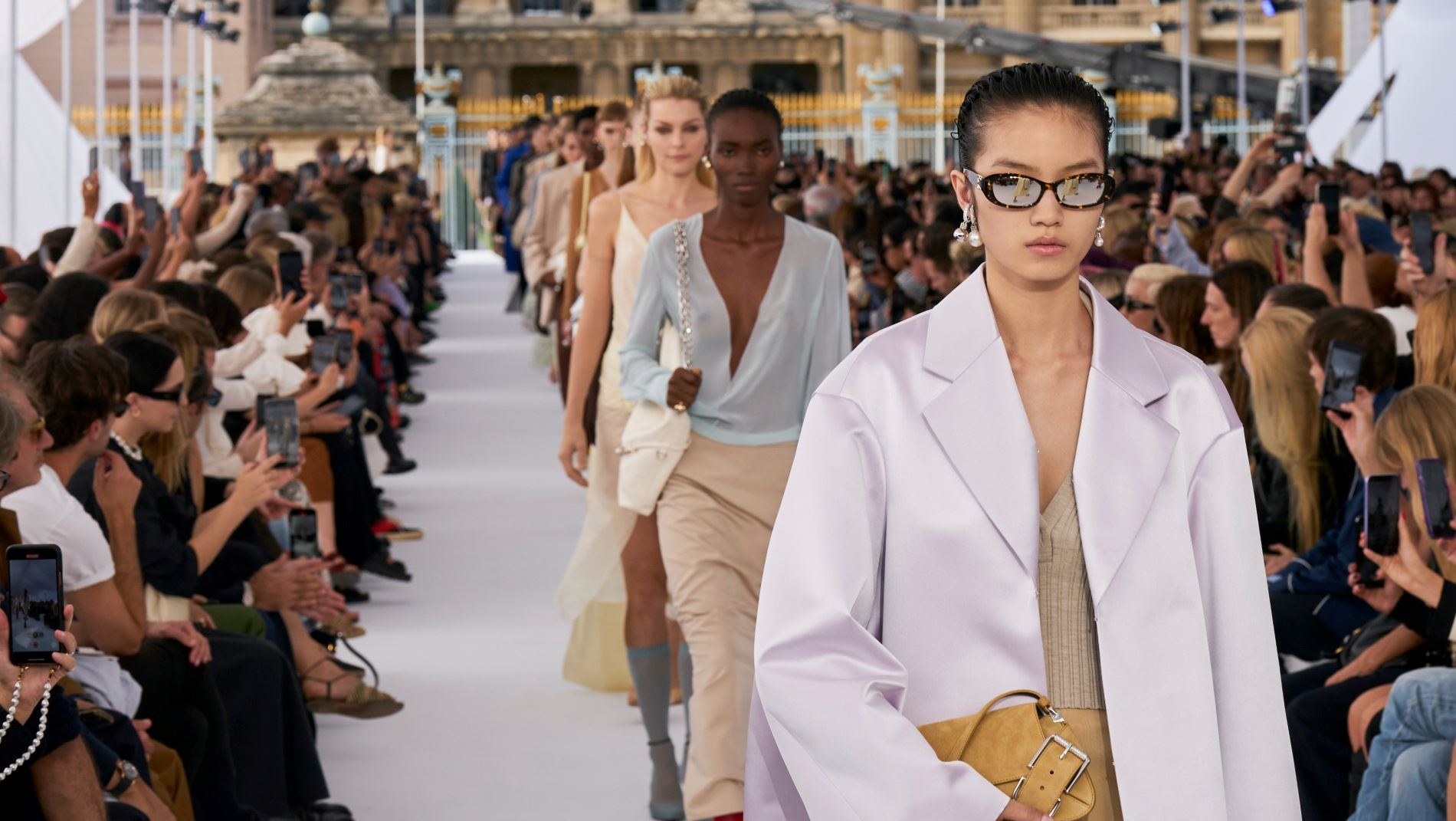 Givenchy SS24: Ο ρομαντισμός και η αδιαμφισβήτητη κομψότητα επέστρεψαν στο “σπίτι” τους