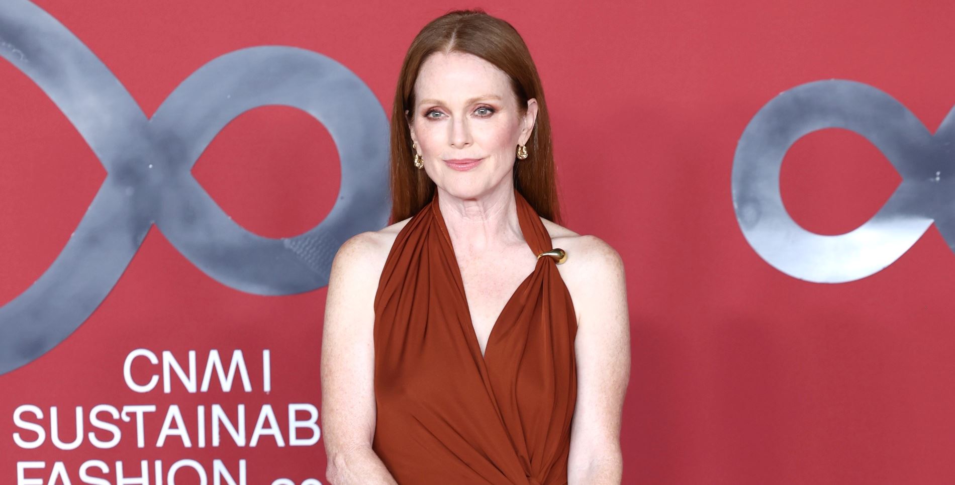 Η Julianne Moore φόρεσε τα ιδανικά παπούτσια για καλεσμένη σε χειμερινό γάμο