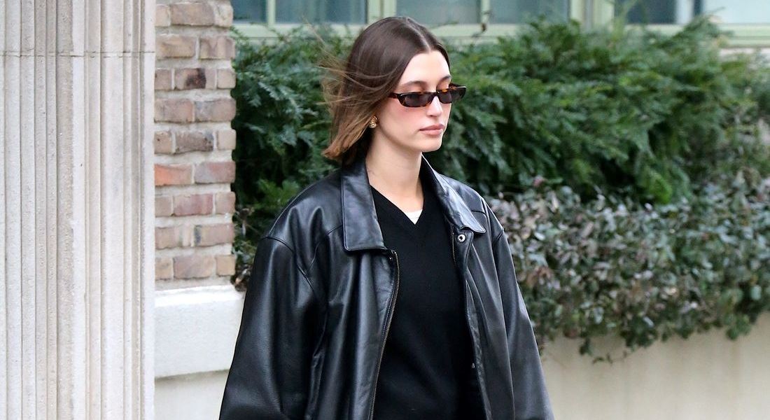 Hailey Bieber: Αντίγραψε 3 casual looks της με τα ρούχα που έχεις ήδη στη ντουλάπα σου