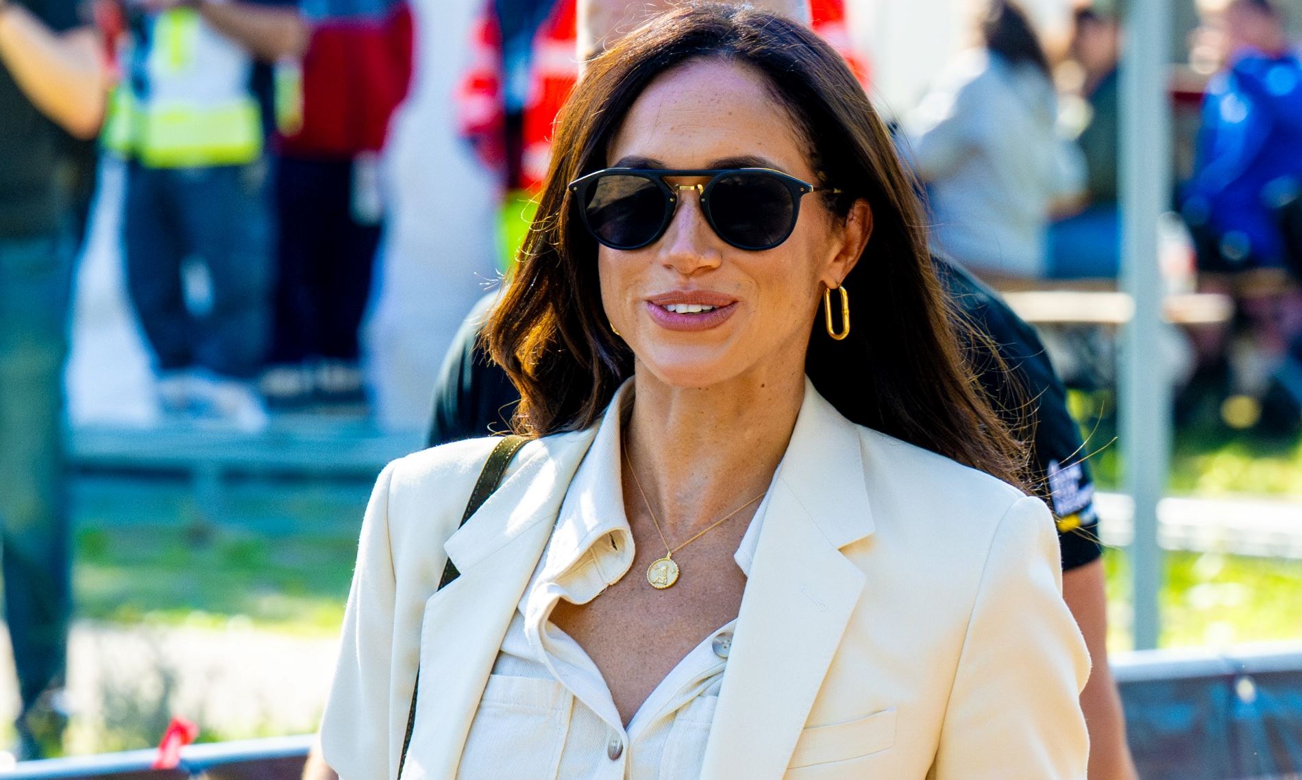 Η κοντή ολόσωμη φόρμα της Meghan Markle από Zara που προκάλεσε φρενίτιδα στους fashion lovers