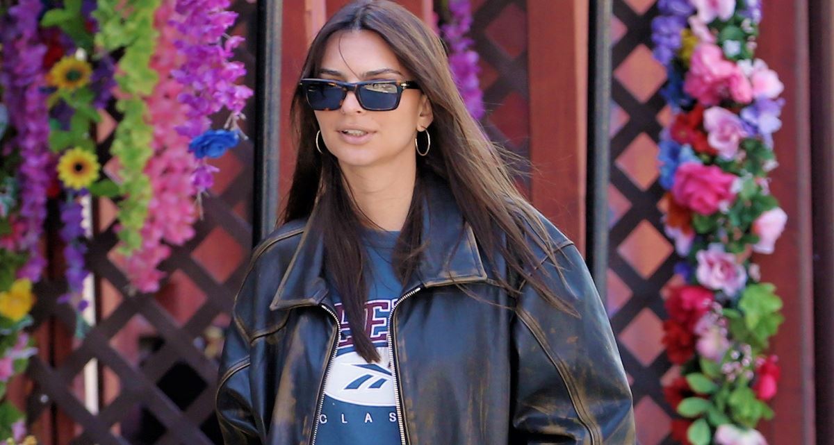 Η Emily Ratajkowski με τα sneakers που έχεις σίγουρα στη ντουλάπα σου