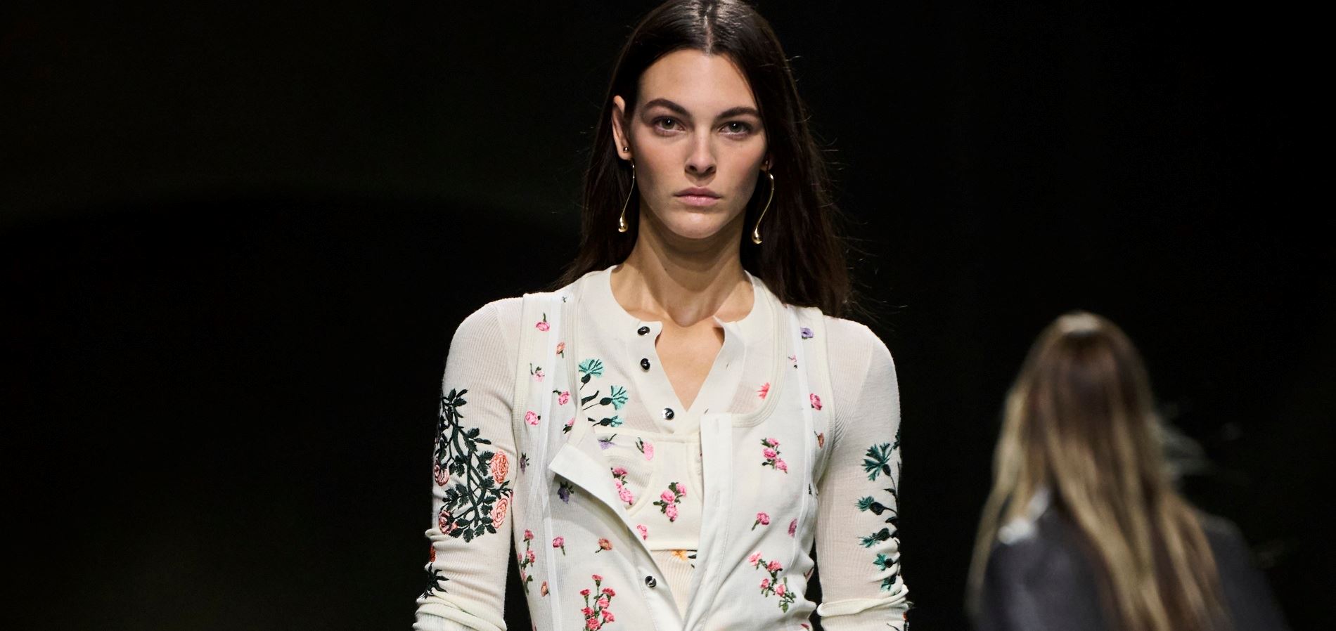 Flower Power: Πώς θα ενσωματώσουμε τα floral items στη χειμερινή μας γκαρνταρόμπα
