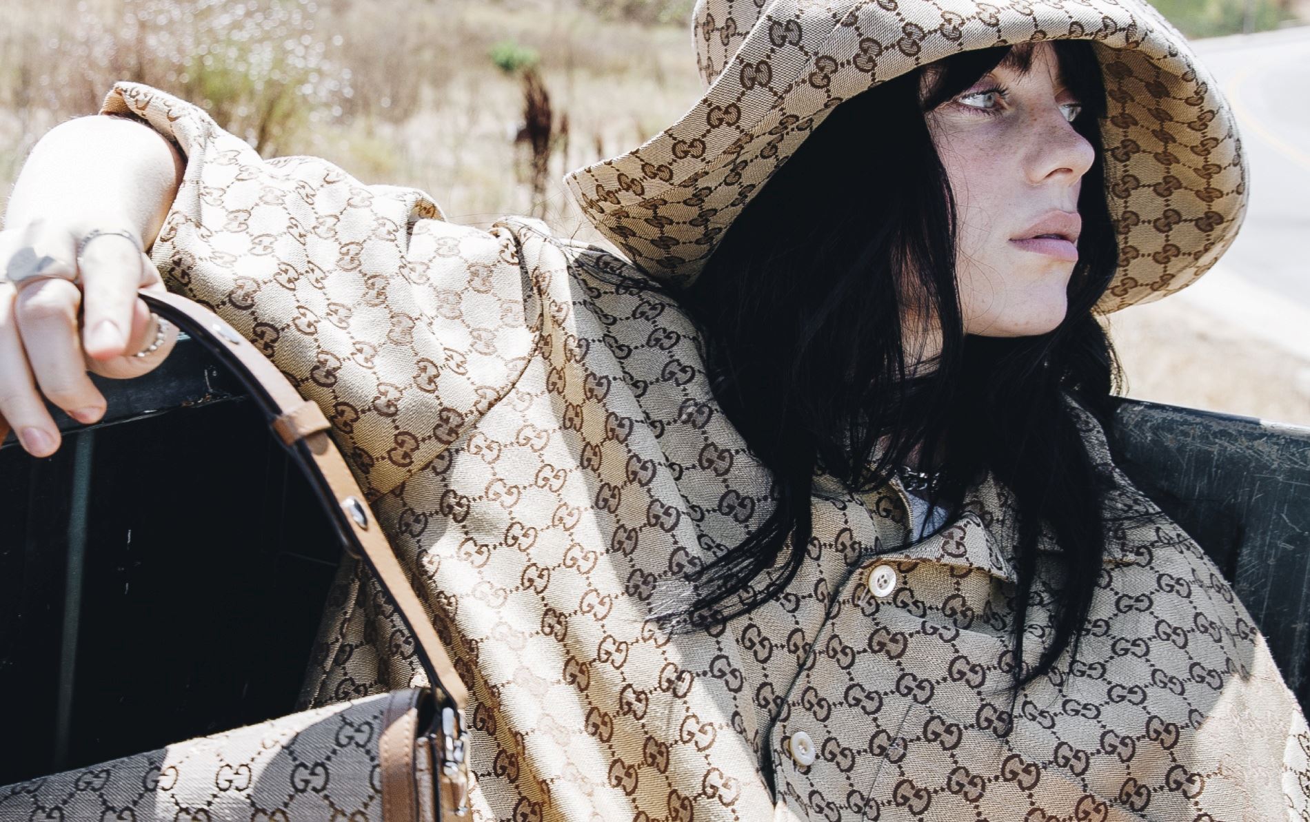 Gucci: Η Billie Eilish φωτογραφίζεται με την πρώτη ethical Horsebit 1955 τσάντα
