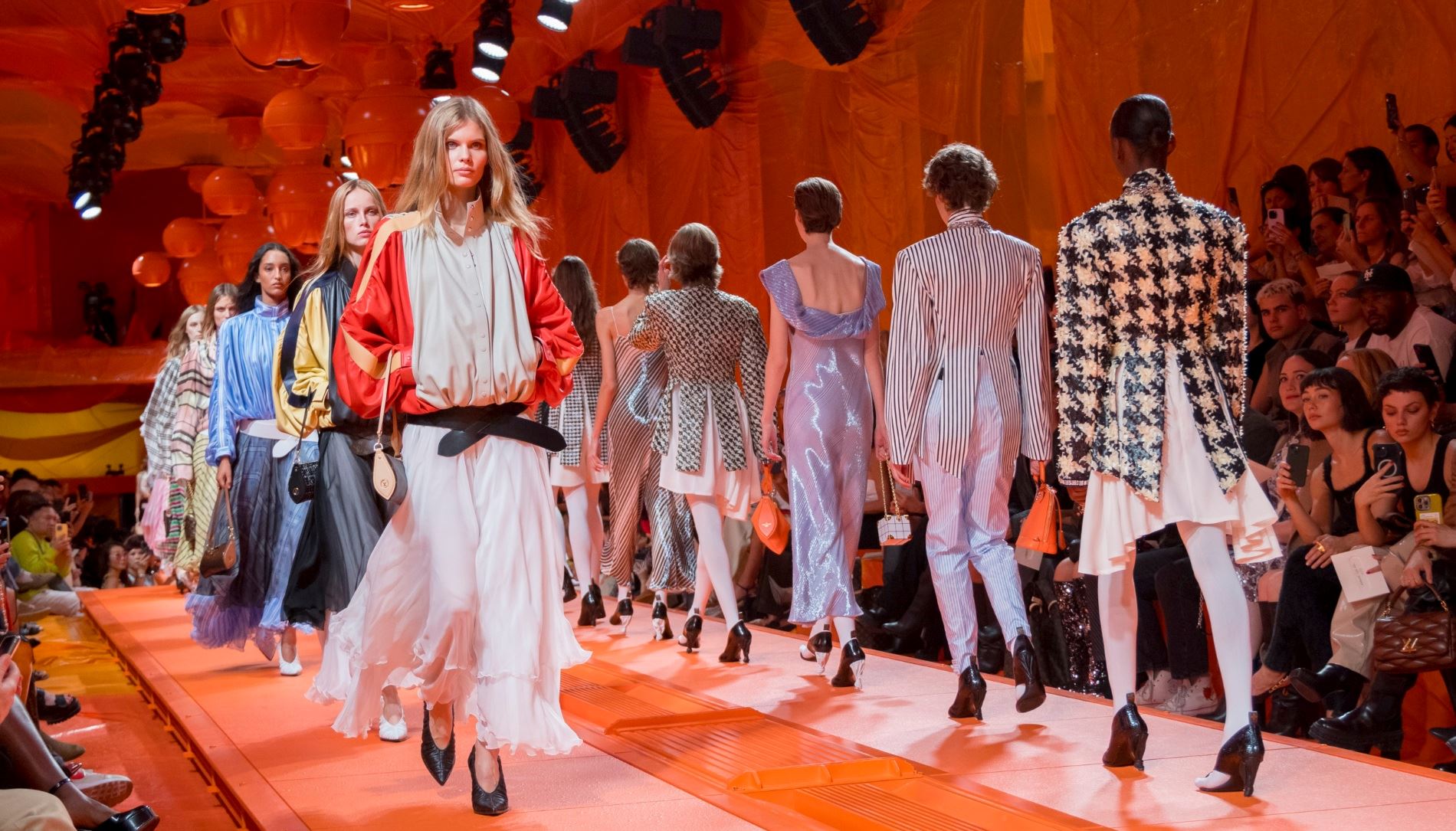 Louis Vuitton SS24: Η εμπειρία του ταξιδιού μέσα από τα μάτια του Nicolas Ghesquière