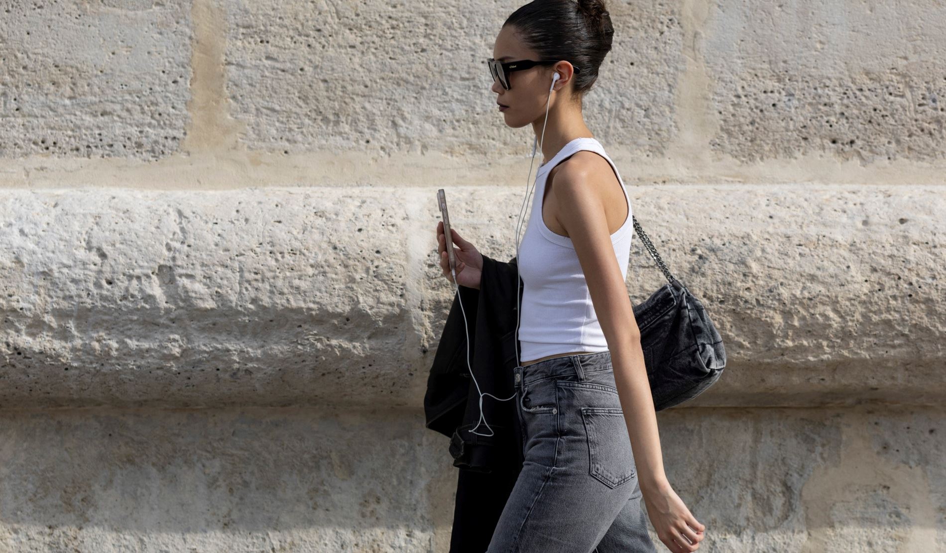 Trend Alert: 8 cool τζιν για να "απογειώσεις" την επικρατέστερη τάση της σεζόν