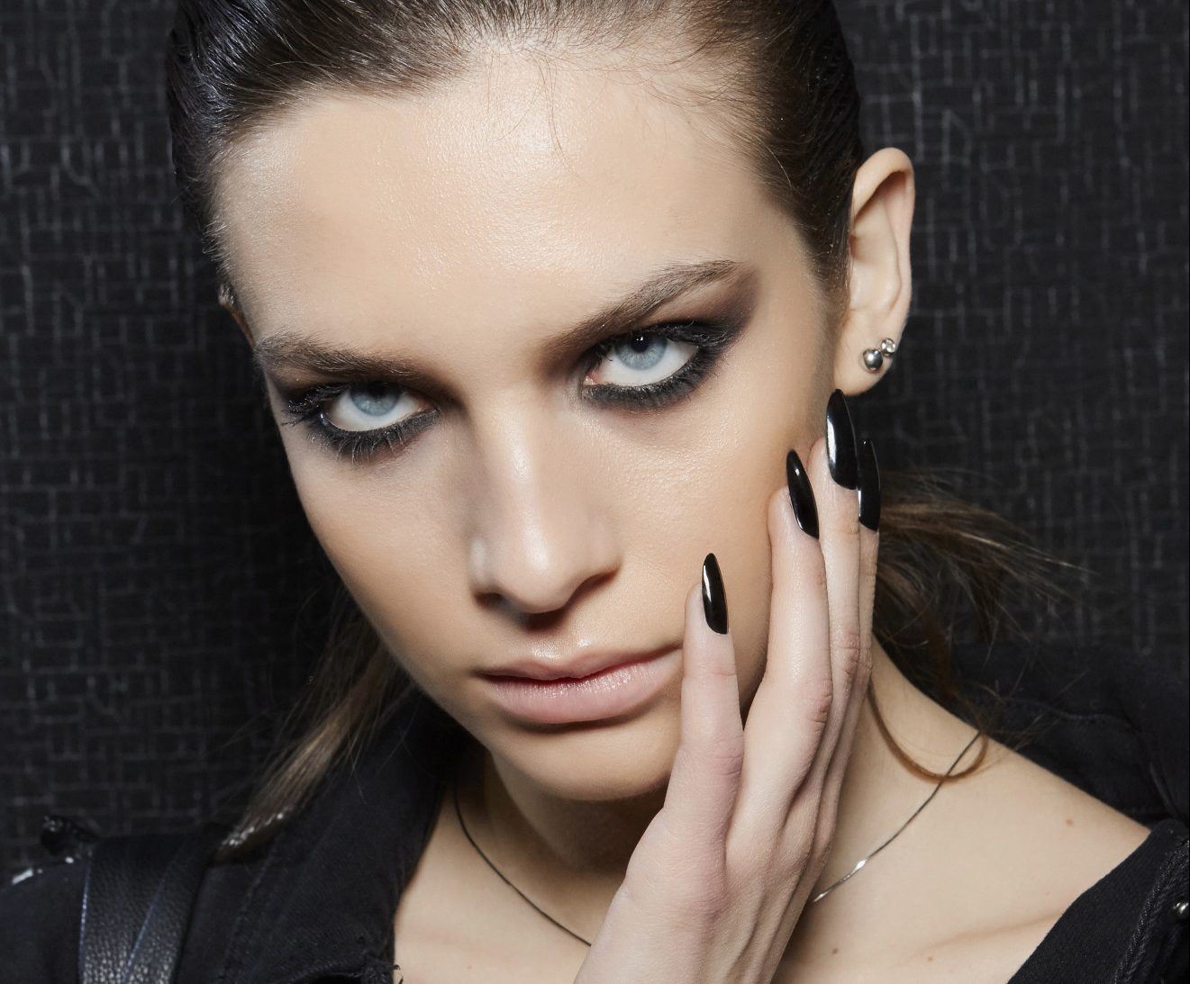 “Black Nail Theory”: Τι λέει η νέα τάση του TikTok;
