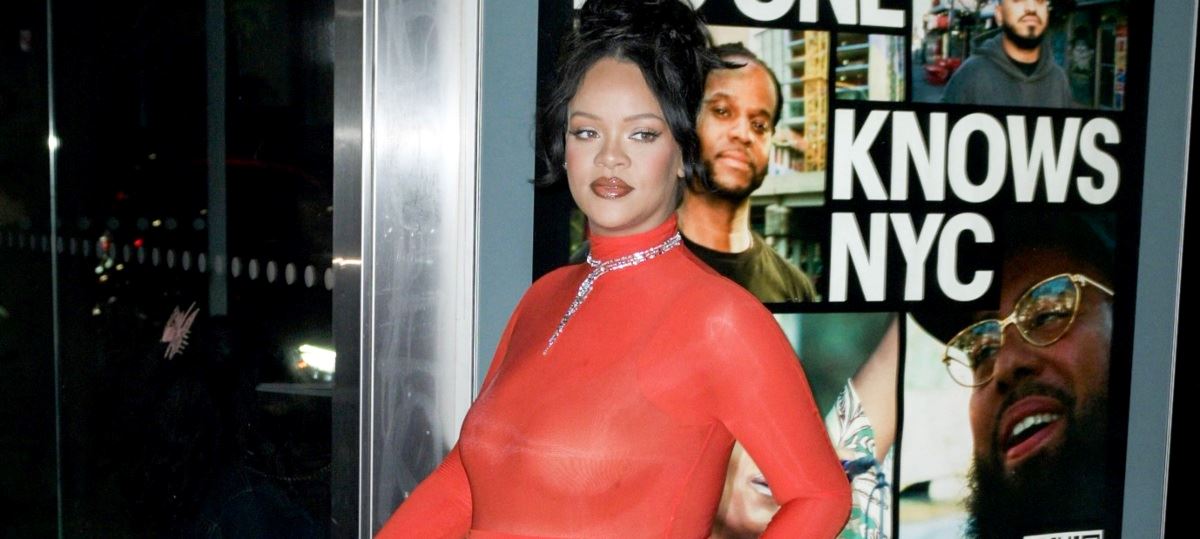 Η Rihanna κράτησε μία νέα εκδοχή του clutch που θα βλέπουμε παντού