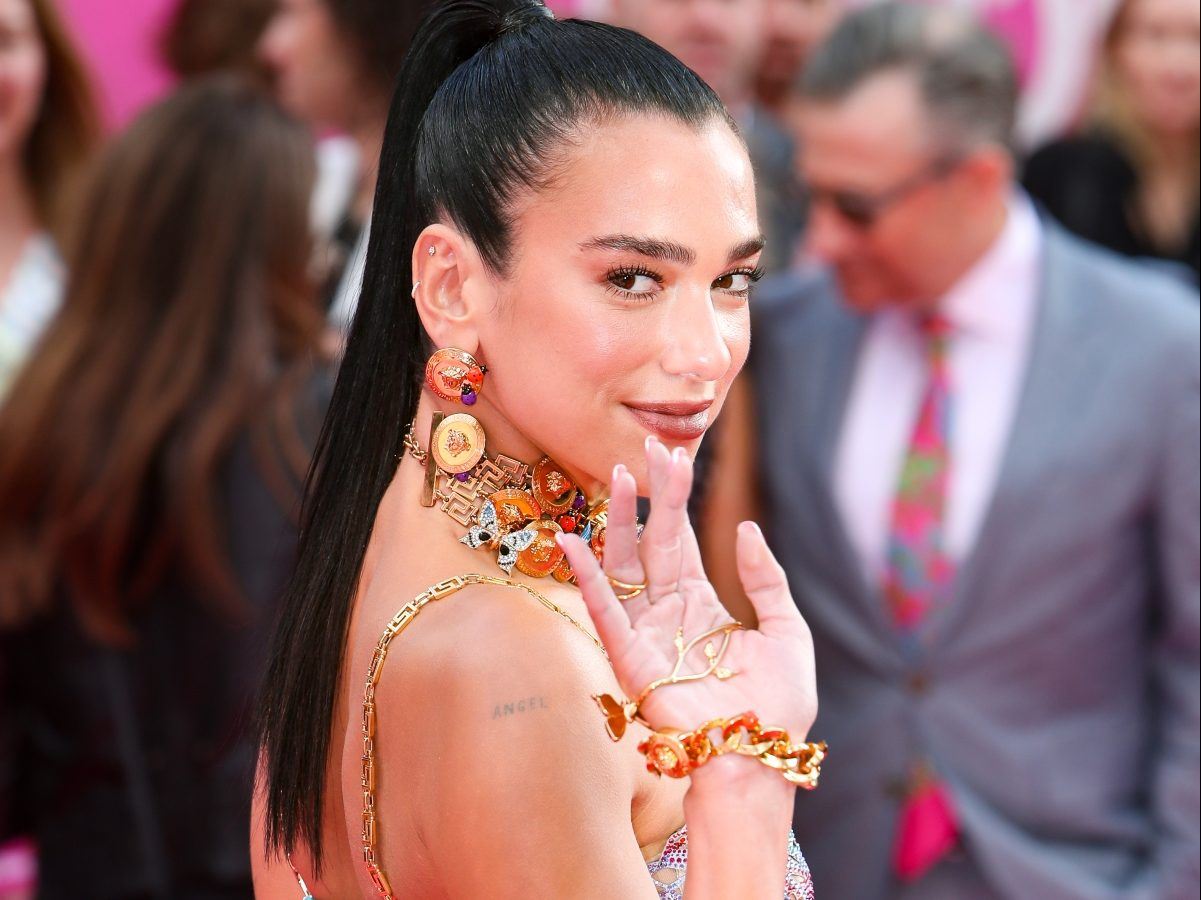 H Dua Lipa άλλαξε το χρώμα των μαλλιών της και υιοθέτησε το πιο hot hair colour