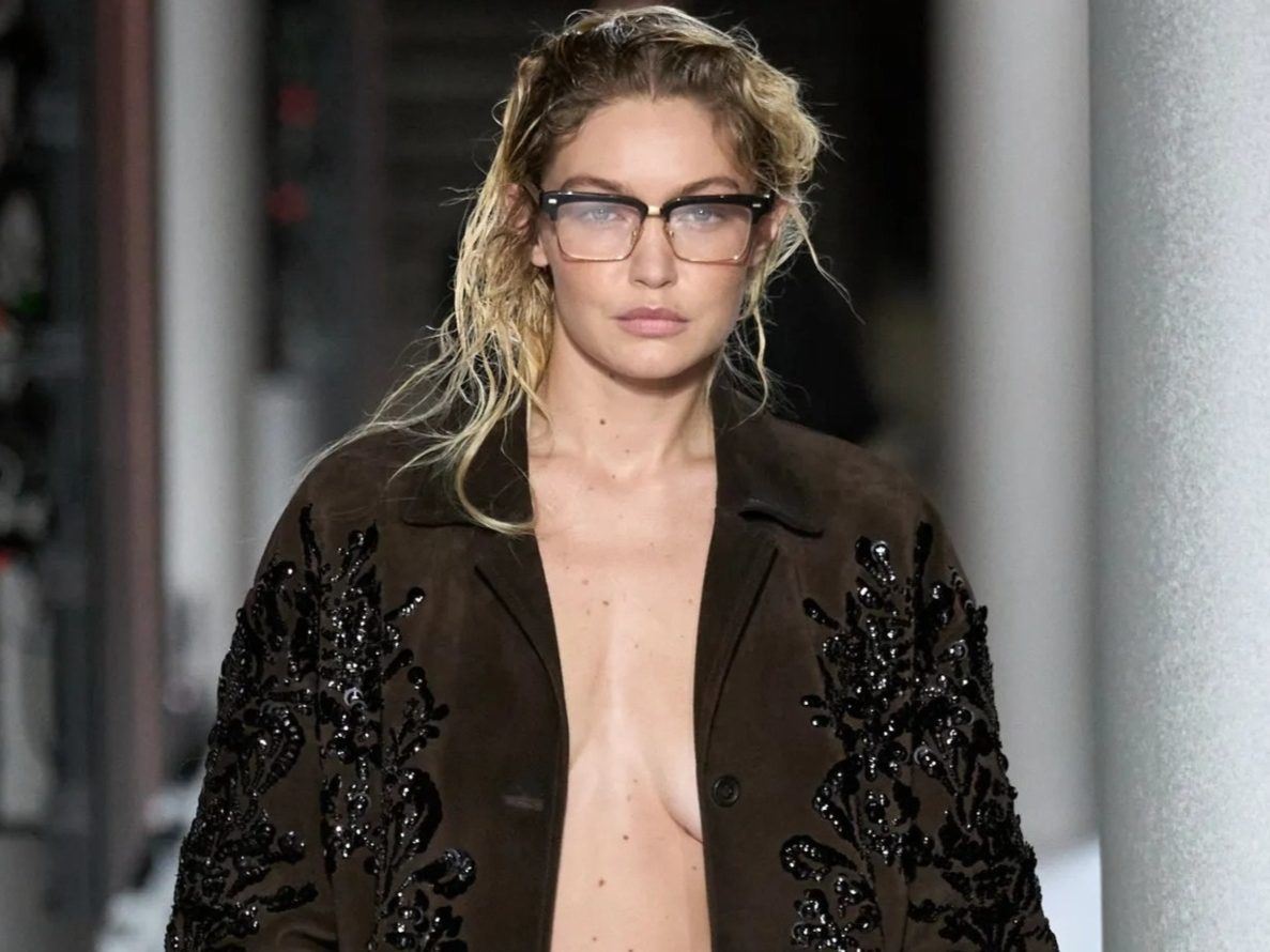 Gigi Hadid: Εμφανίστηκε στην PFW με το πιο κομψό χτένισμα δια χειρός γνωστού Έλληνα hair expert