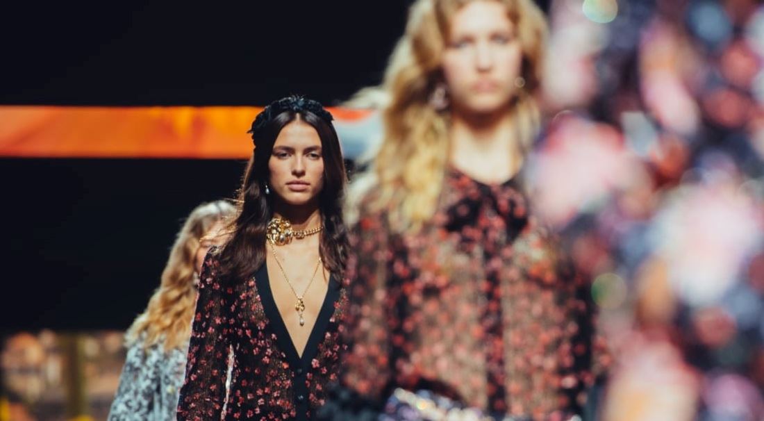 Chanel SS24: Η ανεπιτήδευτη συλλογή της Virginie Viard λειτούργησε ως ένα καλοκαιρινό αεράκι