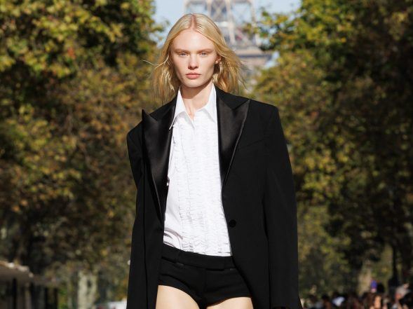 PFW SS24: Όλα τα steps για να δημιουργήσουμε τα hair-looks που είδαμε στο show της Stella McCartney