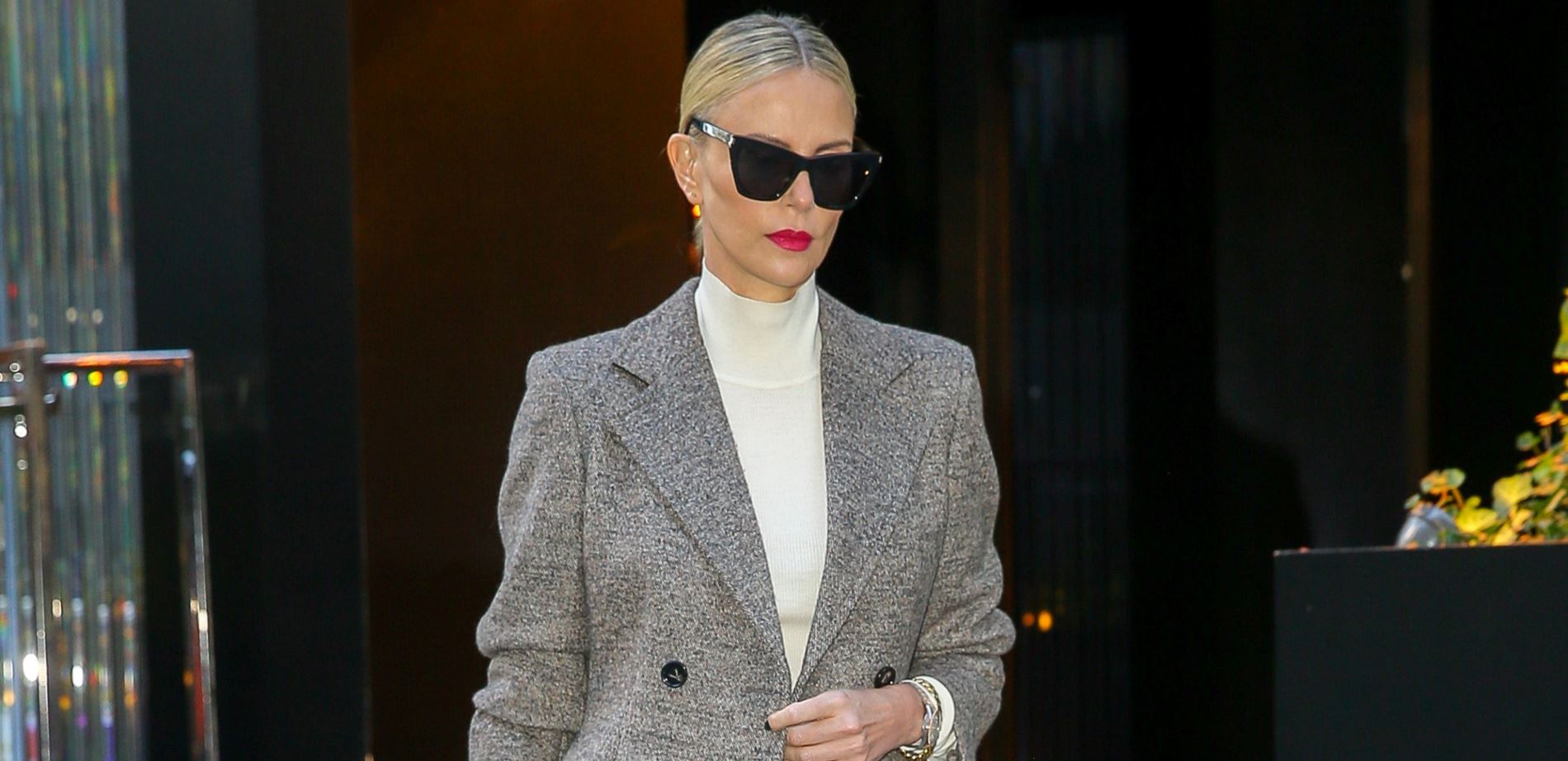 Get the look: Η Charlize Theron έκανε τον πιο άρτιο στιλιστικά συνδυασμό για το γραφείο