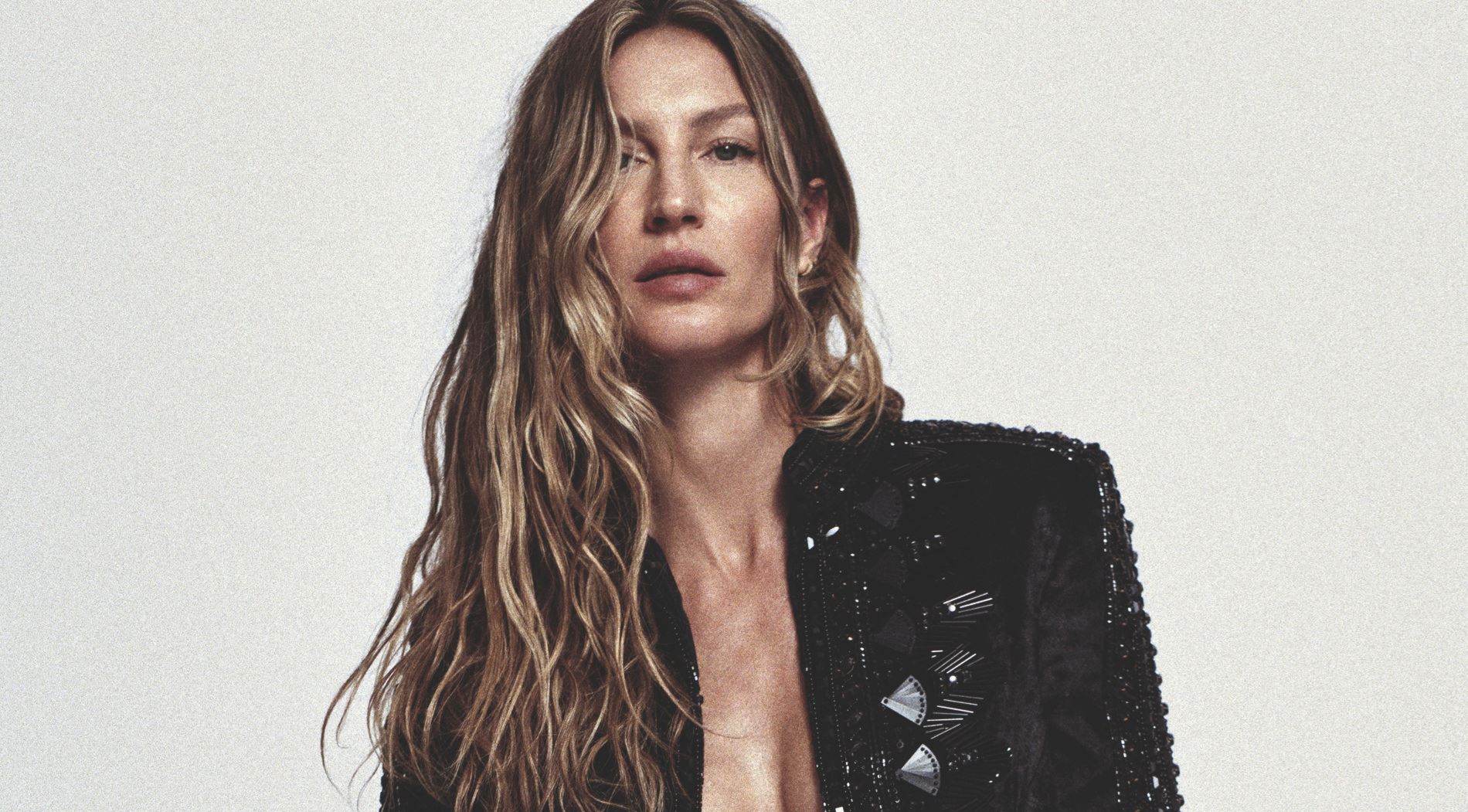 Η Gisele ντύνεται με τα items της σεζόν σε ένα δυναμικό editorial μόδας