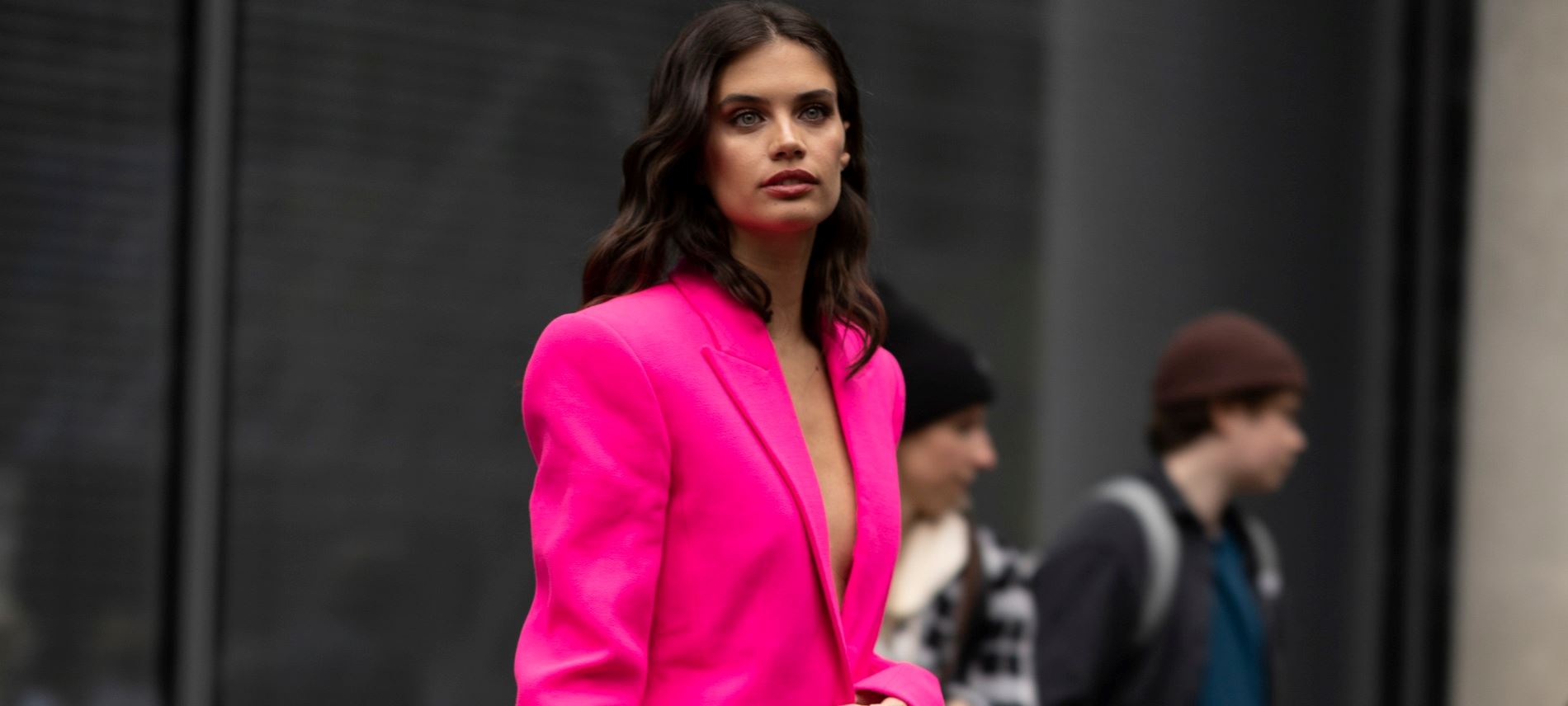 Pretty in (Barbie) pink: Πώς θα φορέσεις την hot ροζ απόχρωση τον χειμώνα
