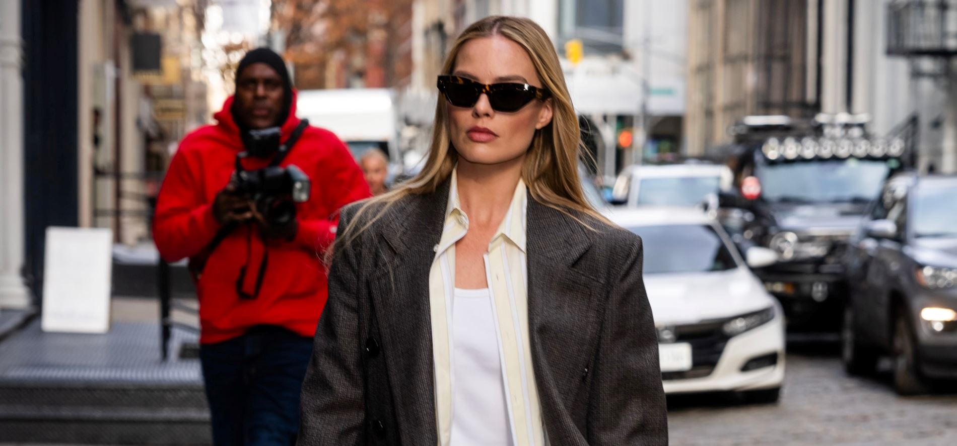 Η Margot Robbie φόρεσε το τζιν που θες απεγνωσμένα να προσθέσεις στη γκαρνταρόμπα σου