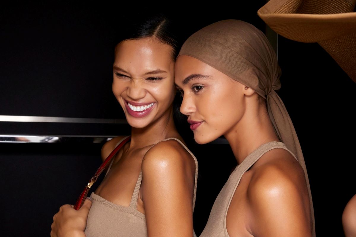 Mαύρος κύκνος: Η δύναμη του άνθρακα στη beauty routine μας