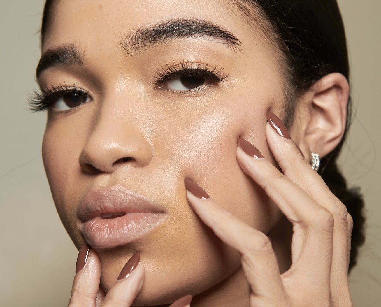 Cinnamon nails: Η πιο “γλυκιά” καφέ απόχρωση για το μανικιούρ μας