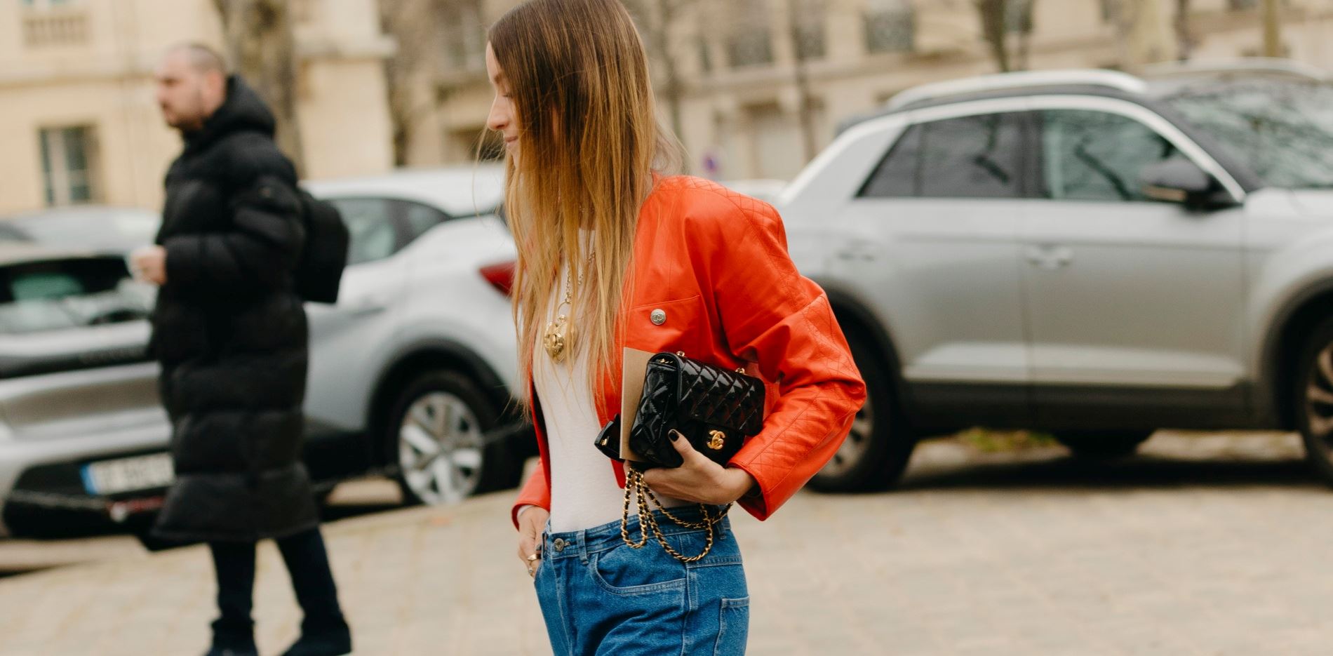 Denim παντελόνι: Πώς θα δημιουργήσεις κομψά χειμερινά looks με το item της σεζόν