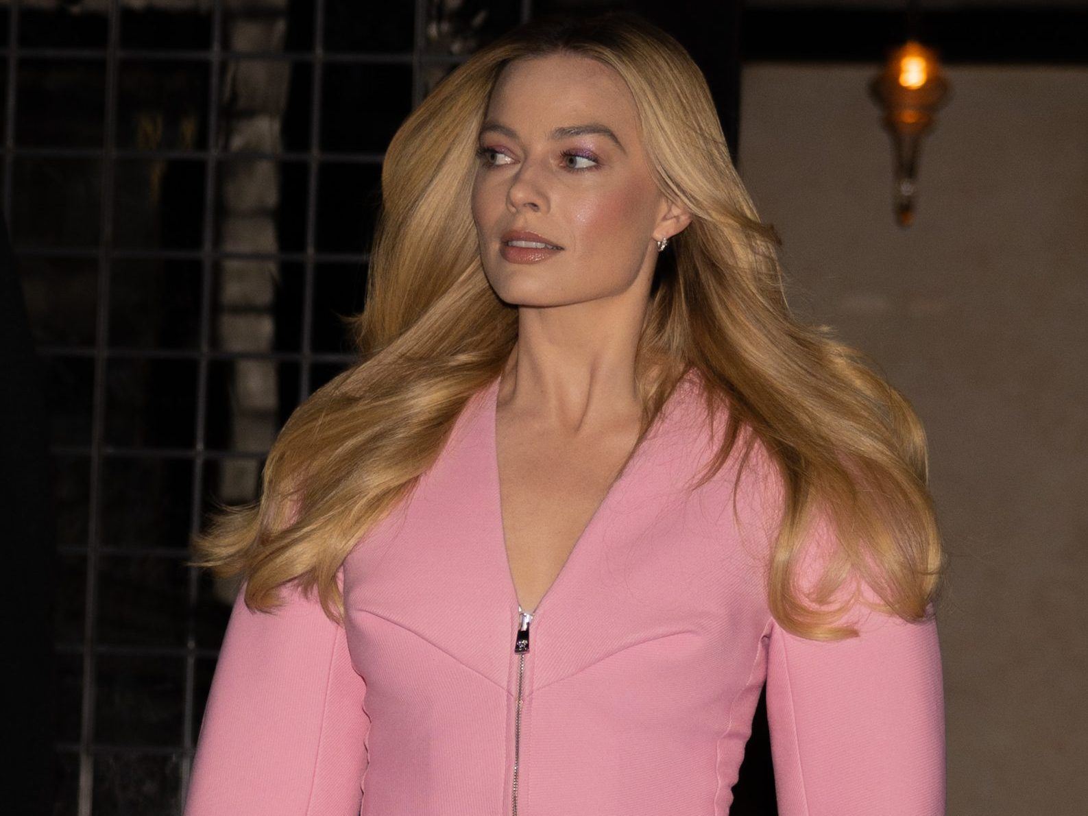 Barbie Ponytail: Πώς θα δημιουργήσουμε το χτένισμα που και φέτος αποτελεί "must try" επιλογή