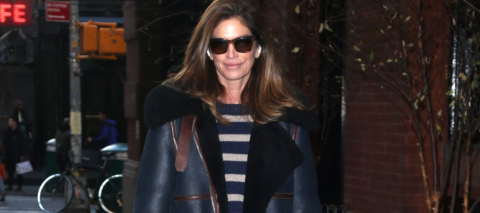 Λατρέψαμε το μίνιμαλ look της Cindy Crawford και θέλουμε να το αντιγράψουμε αυτή τη στιγμή