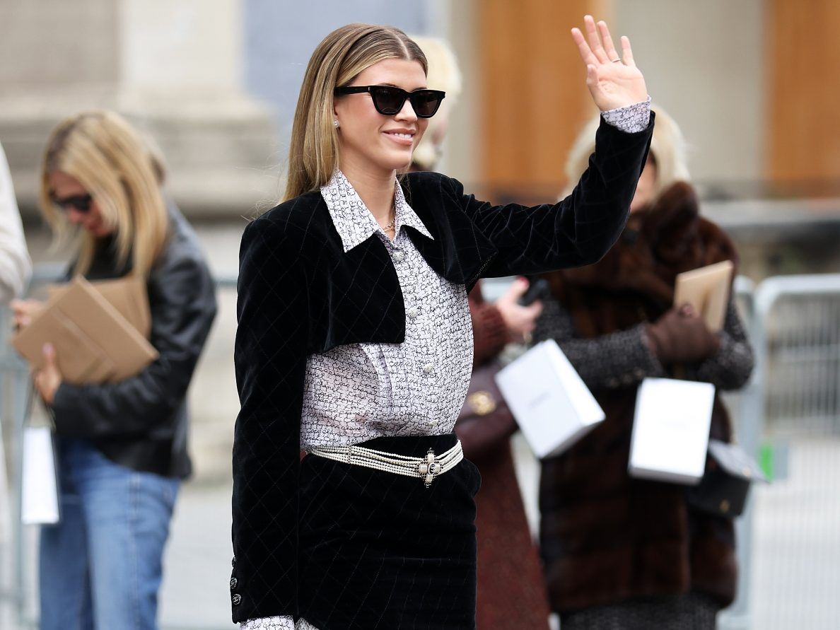 To μανικιούρ της Sofia Richie είναι ιδανικό για εσένα που δεν θες να υποκύψεις στα "black nails"