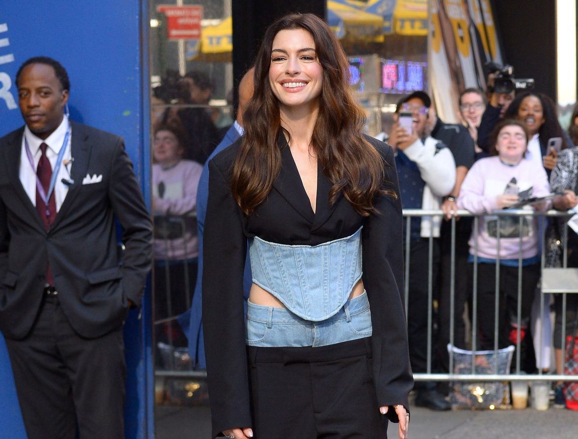 Anne Hathaway: Γι' αυτό το άρωμα έχει δηλώσει ότι της φτιάχνει τη διάθεση