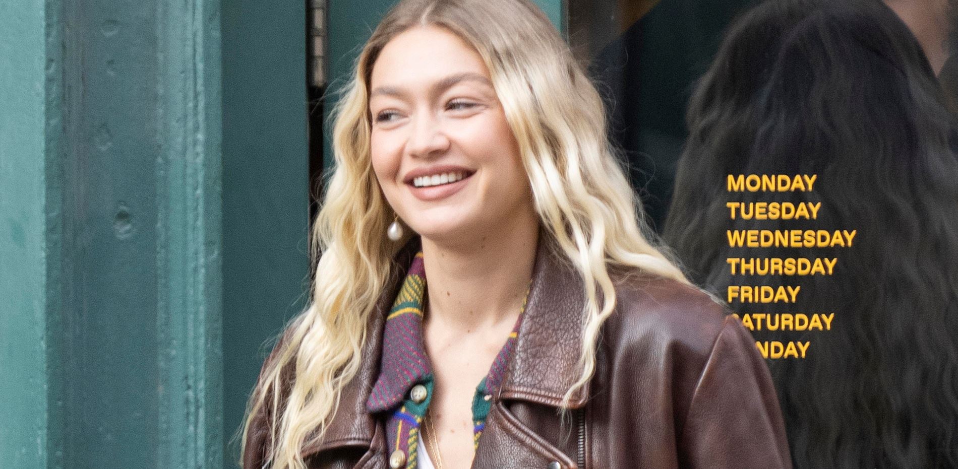 Η Gigi Hadid με το ιδιαίτερο jacket που θα βλέπουμε παντού (και θα θες να αποκτήσεις)