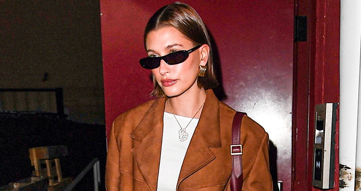 Ξέχνα το μαύρο: Η Hailey Bieber προτείνει αυτή την απόχρωση για τον χειμώνα