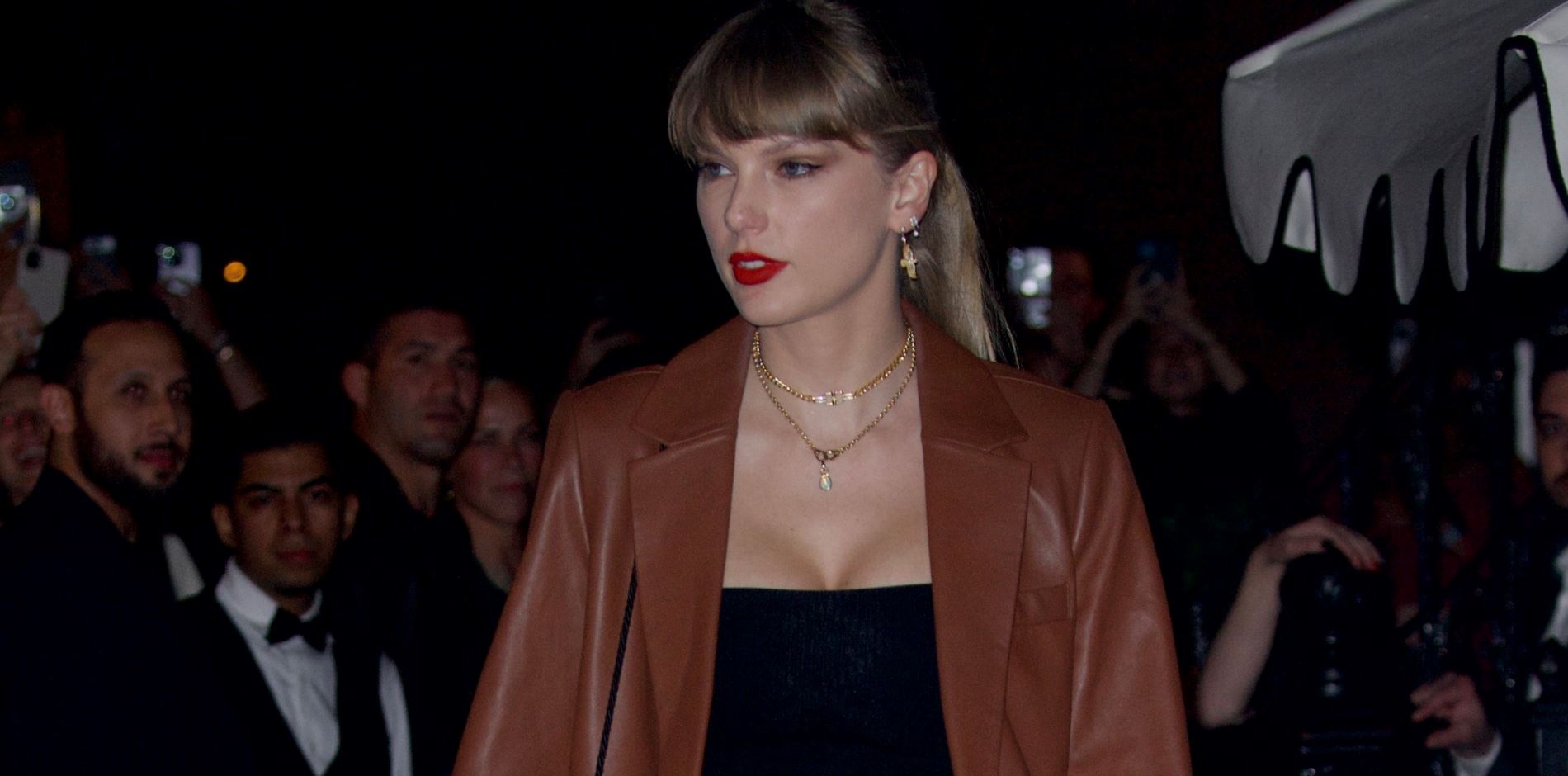 It's back: Το Y2K fashion item που ανέδειξε η Taylor Swift (και πρέπει σίγουρα να φορέσεις αυτό το φθινόπωρο)