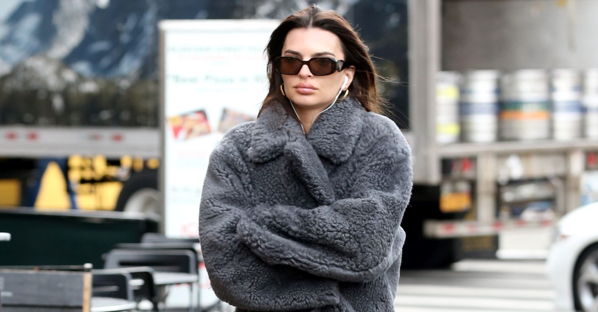 H Emily Ratajkowski με το παλτό από Mango που μπορείς να φορέσεις με δύο τρόπους