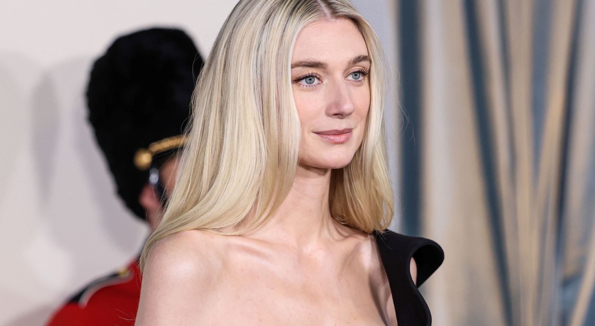Elizabeth Debicki: Η εντυπωσιακή εμφάνιση της τηλεοπτικής πριγκίπισσας Diana στην πρεμιέρα της σειράς "The Crown"
