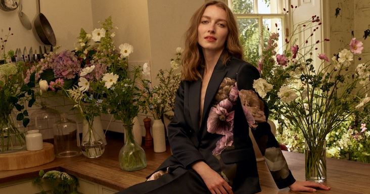 Ted Baker: Το φλοράλ φέρνει τον ρομαντισμό στα day-to-night σύνολα του χειμώνα
