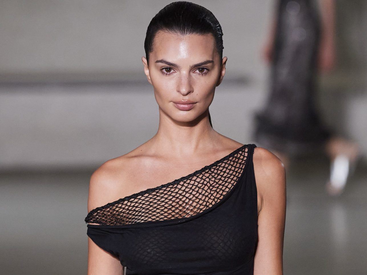 Emily Ratajkowski: Υιοθέτησε για το χτένισμά της τη μεγαλύτερη τάση της εποχής