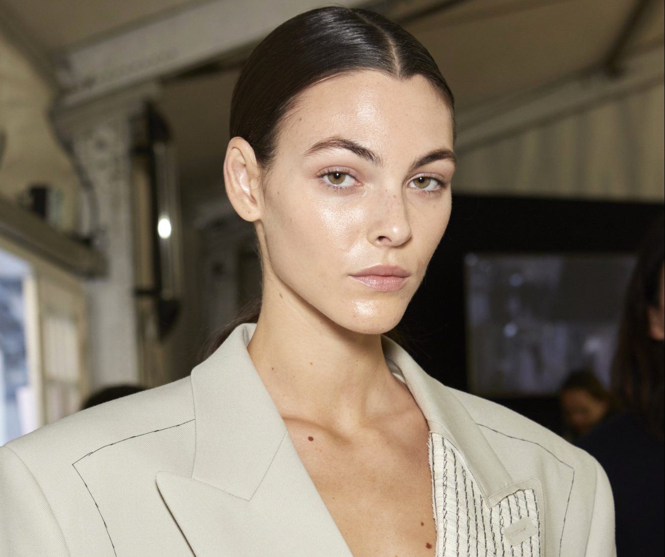 Celebrity Approved: Αυτό το serum με βιταμίνη C εξασφαλίζει ακαταμάχητη λάμψη