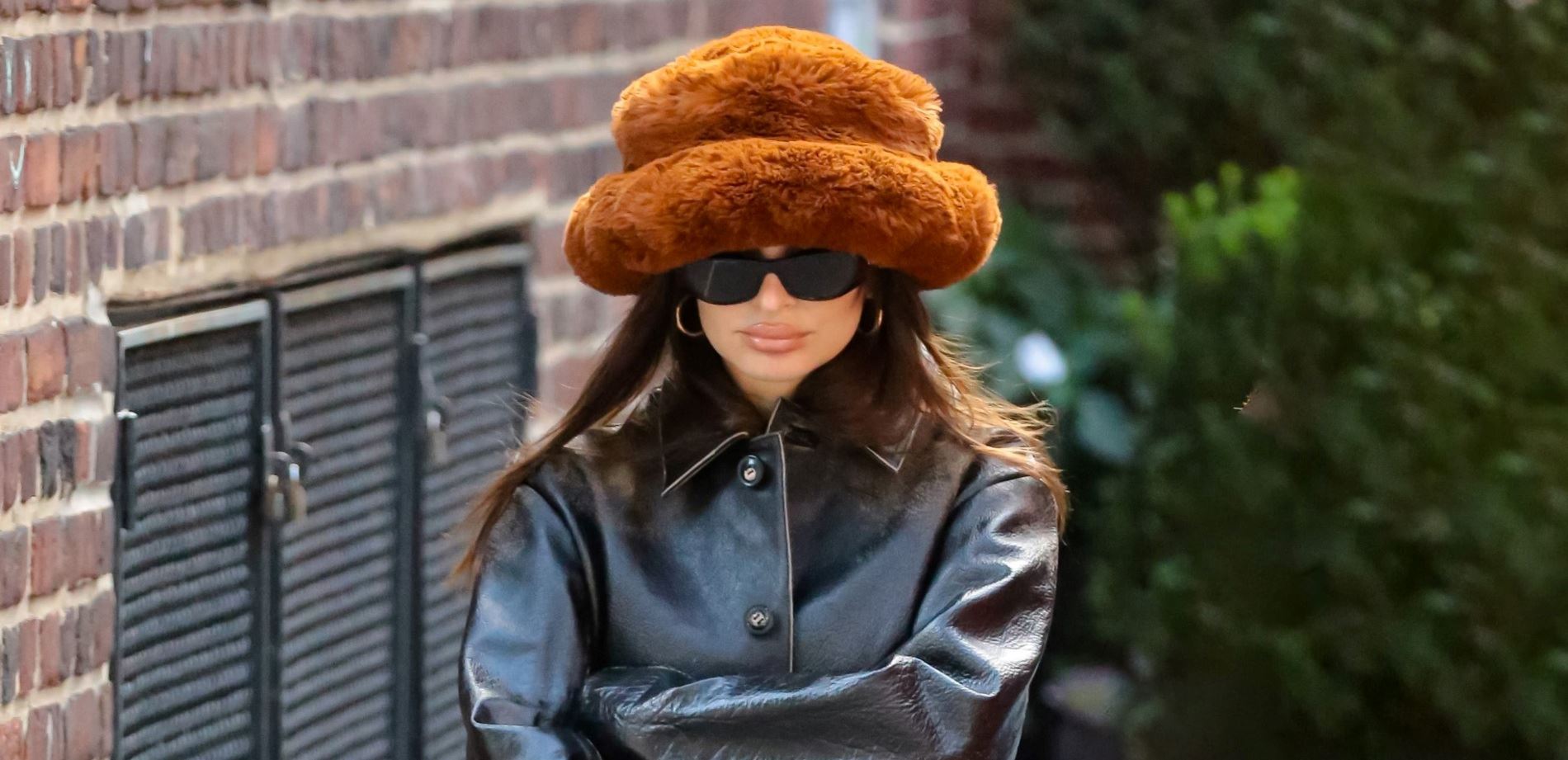 Το δερμάτινο jacket της Emily Ratajkowski είναι ο ορισμός του coolness
