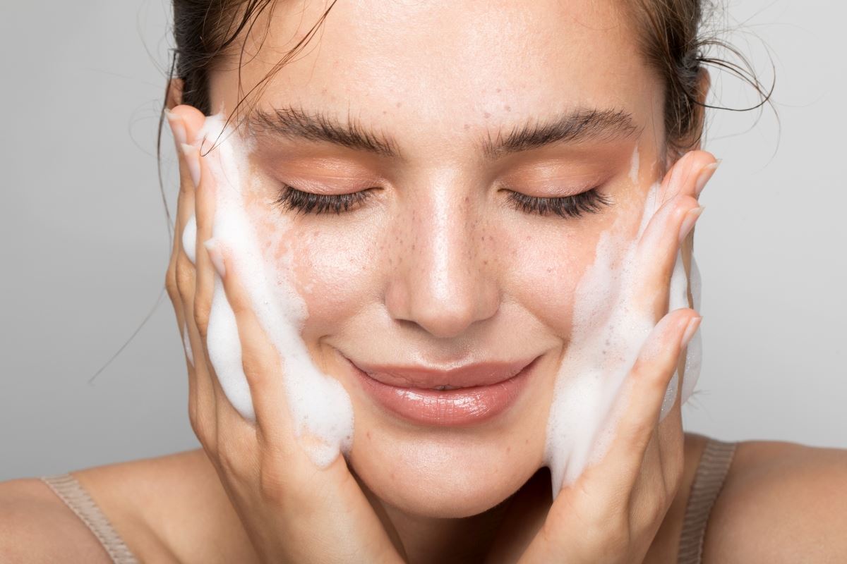 Double Cleansing: Tο απόλυτο δίδυμο για να υιοθετήσουμε τη μέθοδο του διπλού καθαρισμού