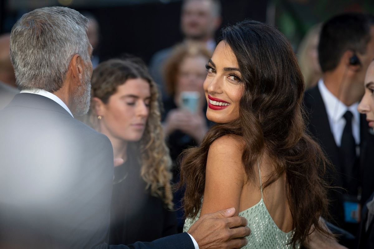 Βρήκαμε το κόκκινο κραγιόν της Αmal Clooney και είναι ιδανικό για τα beauty looks των Χριστουγέννων