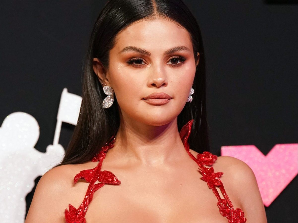 Rare Beauty-Body Collection: H Selena Gomez επεκτείνει τη συλλογή της δημιουργώντας τα πρώτα προϊόντα σώματος