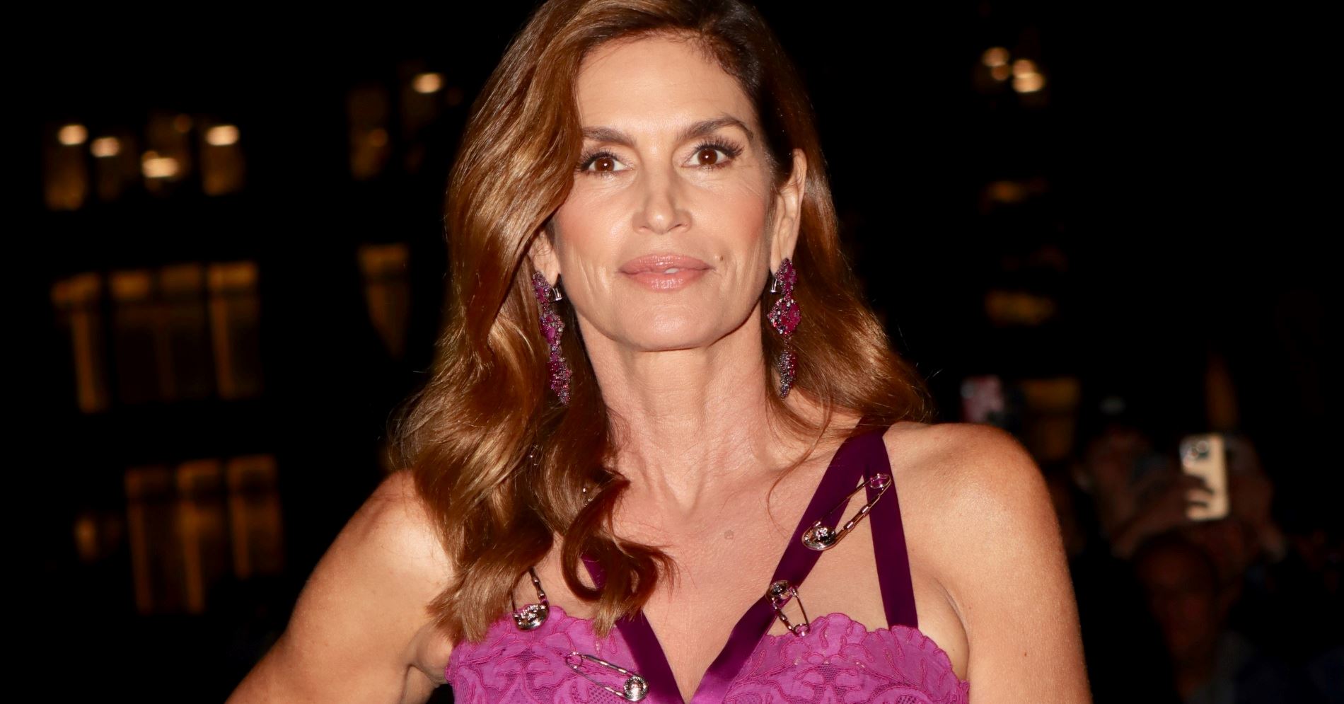 Η Cindy Crawford μάς έδωσε την καλύτερη ιδέα για το τι να φορέσουμε τα Χριστούγεννα