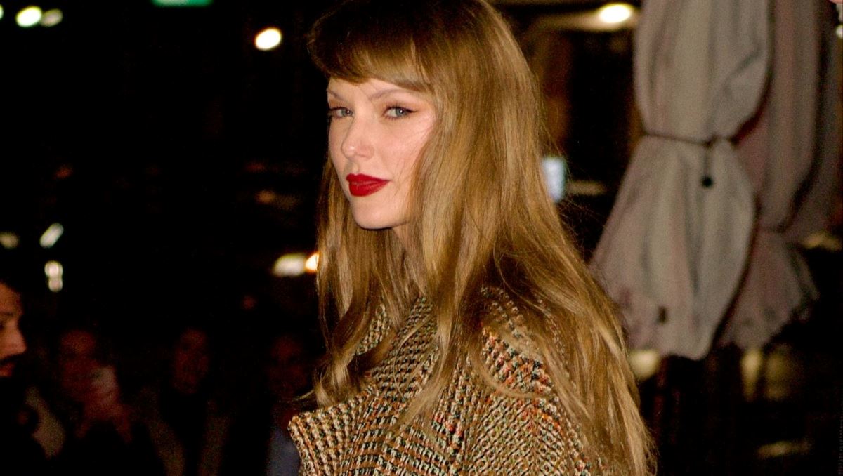 Η Taylor Swift φόρεσε το μακρύ παλτό που ενδείκνυται για όλες τις ώρες