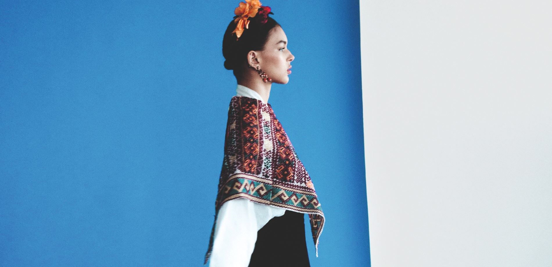 New Frida: Εμπνεόμαστε από τη Μεξικανή καλλιτέχνιδα και δημιουργούμε την πιο πολύχρωμη και δυναμική γκαρνταρόμπα