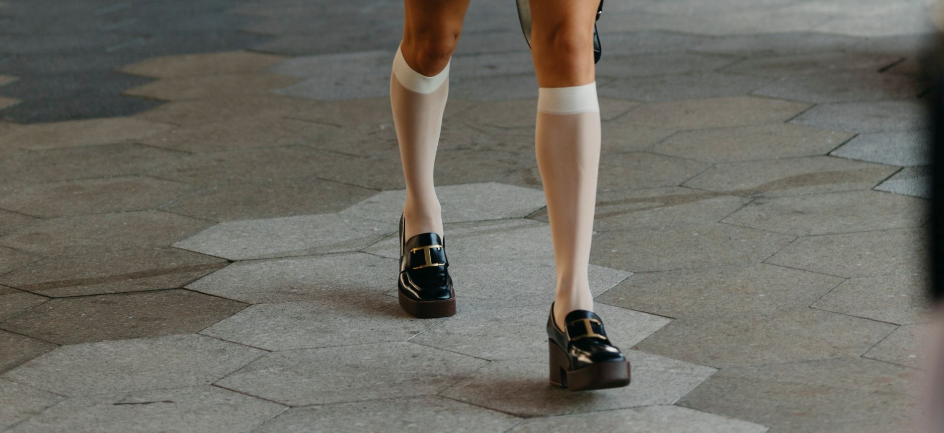 Συνδυάσαμε 6 ζευγάρια loafers με τις πιο hot τσάντες της σεζόν