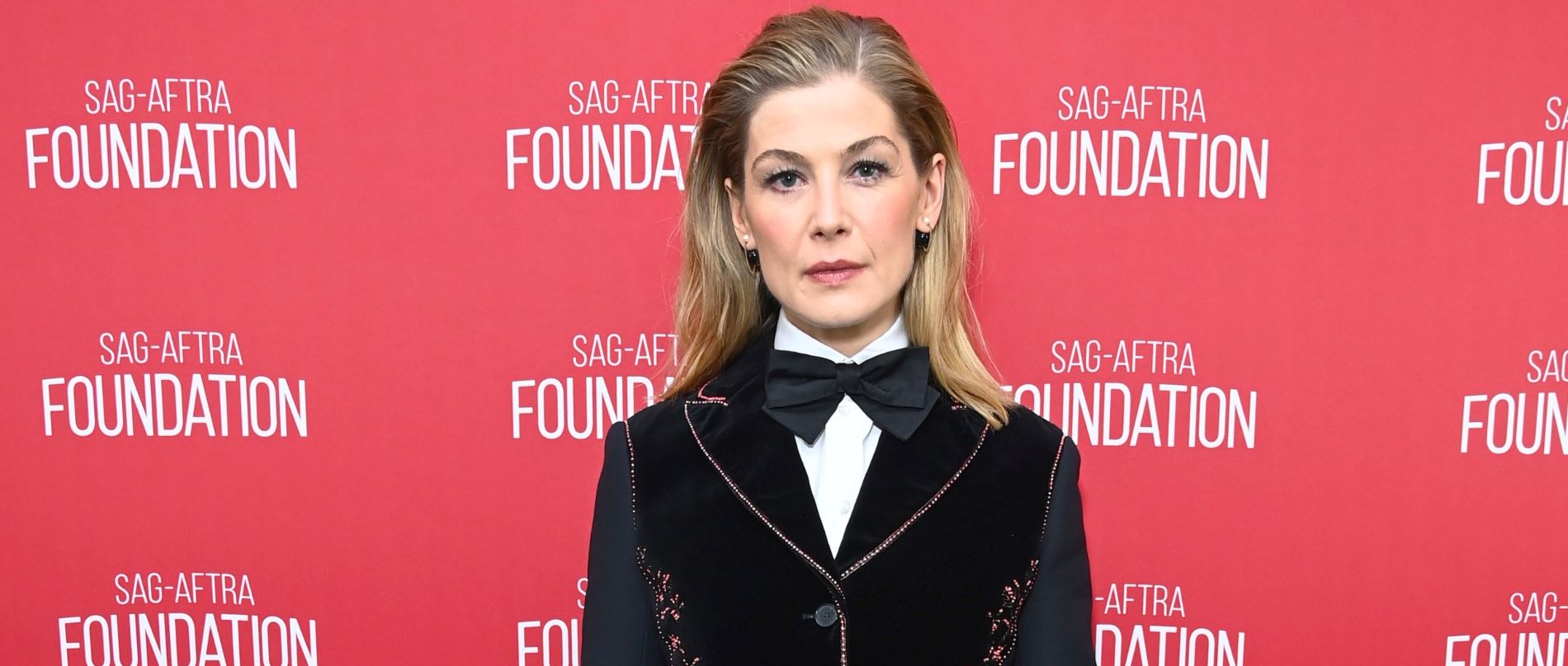 Η Rosamund Pike φόρεσε μία εκδοχή του ανδρόγυνου μαύρου κοστουμιού που θα θέλαμε να έχουμε στη γκαρνταρόμπα μας