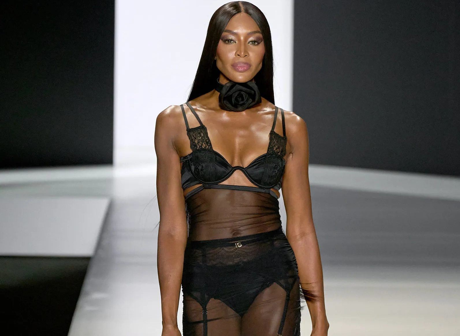Αυτό είναι το μυστικό της Naomi Campbell για να αναζωογονεί το πρόσωπό της